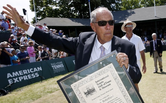 미국 테니스 코치 닉 볼레티에리가 83세이던 2014년 ‘국제 테니스 명예의 전당’에 헌액된 뒤 기념패를 든 채 손을 흔들고 있다. AP연합뉴스