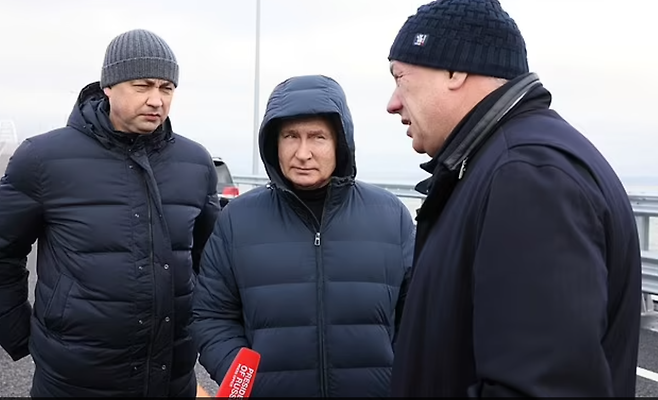 러시아 현지시간으로 5일 푸틴 대통령은 수행원들과 함께 수리 공사가 진행 중인 크름대교를 걸었다. 로이터 연합뉴스2