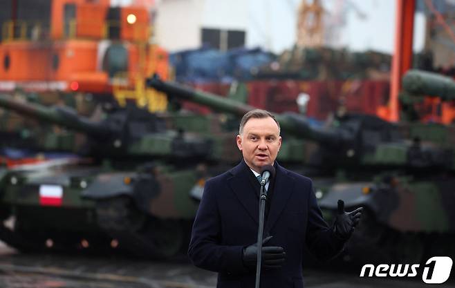 6일(현지시간) 폴란드 안제이 두다 스피크 대통령이 폴란드 그디니아 항구에 도착한 K2 전차를 배경으로 입고식에서 연설하고 있다. ⓒ 로이터=뉴스1 ⓒ News1 권진영 기자
