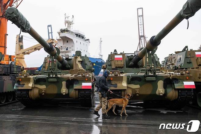 6일(현지시간) 폴란드 그디니아 항구에 한국산 K2 전차와 K9자주포가 처음 입고됐다. 군인들이 폴란드 국기가 전차 앞을 지키고 있다.  ⓒ AFP=뉴스1 ⓒ News1
