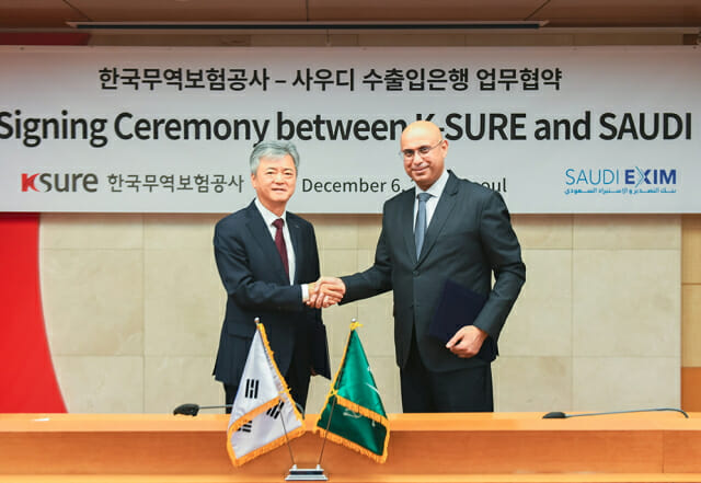 이인호 한국무역보험공사 사장(왼쪽)이 6일 서울 종로 무역보험공사에서  사아드 알 칼브이 사우디 수출입은행 사장과 업무협약을 체결한 후 악수를 나누고 있다.