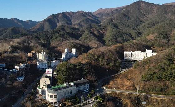 울진 백암온천지구 모습. 멀리 보이는 백암산 아래 크고 작은 온천장들이 들어서 있다. 백암온천은 마을 전체가 온천지구로 지정됐다.