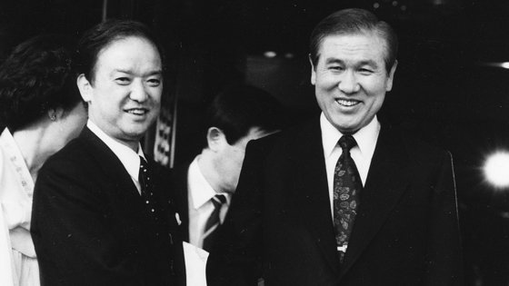 1991년 한국을 방문한 가이후 도시키(왼쪽) 일본 총리가 당시 노태우 대통령과 악수를 하고 있다. 중앙포토