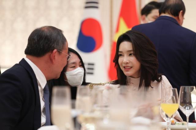 김건희 여사와 응우옌 쑤언 푹 베트남 국가주석이 5일 청와대 영빈관에서 열린 국빈만찬에서 대화하고 있다. 대통령실 제공