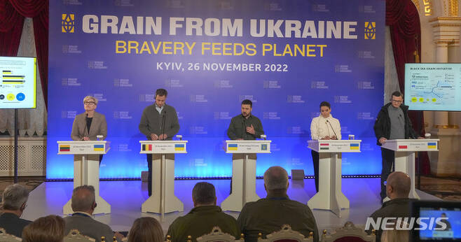 [키이우=AP/뉴시스] 볼로디미르 젤렌스키(가운데) 우크라이나 대통령이 26일(현지시간) 키이우에서 열린 '우크라이나 곡물 수출과 식량 안보 정상회의'에 참여하고 있다. 젤렌스키 대통령은 "우크라이나가 곡물을 필요로 하는 국가들에 공급하기 위해 노력하고 있다"라며 "적어도 500만 명을 기아에서 구하는 것이 목표"라고 말했다. 왼쪽부터 잉그리다 시모니테 리투아니아 총리, 알렉산더 더 크루 벨기에 총리, 젤렌스키, 노바크 커털린 헝가리 대통령, 마테우슈 모라비에츠키 폴란드 총리. 2022.11.27.