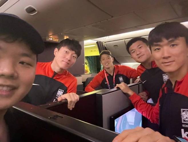 입국 비행기에서 한국 선수들을 만난 곽튜브. /인스타그램