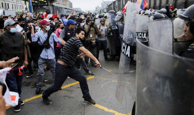 항의하는 카스티요 지지자들 페드로 카스티요 페루 대통령의 지지자들이 7일(현지시간) 카스티요 대통령의 탄핵이 의결된 후 거리로 몰려나와 경찰과 충돌하고 있다. 리마 | 로이터연합뉴스