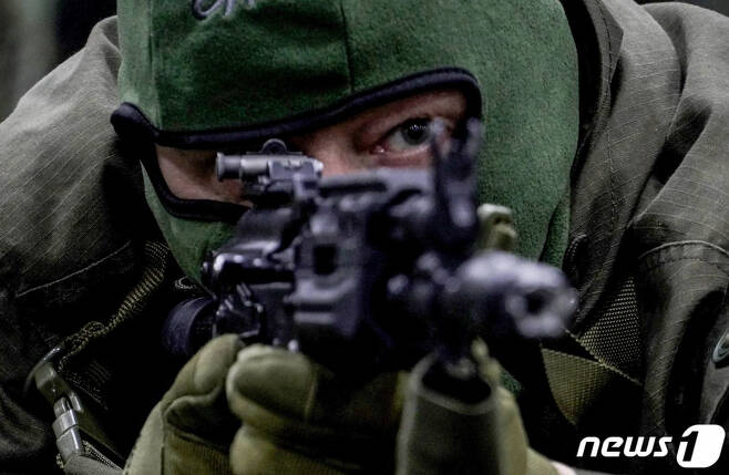 (로스토프나도누 AFP=뉴스1) 우동명 기자 = 6일(현지시간) 우크라이나를 침공 중인 러시아의 로스토프나도누에서 자원병이 군사 훈련을 받고 있다.  ⓒ AFP=뉴스1  Copyright (C) 뉴스1. All rights reserved. 무단 전재 및 재배포 금지.