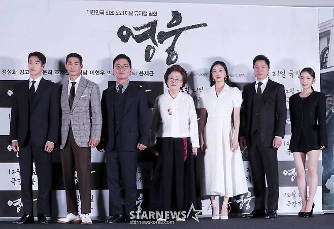 배우 이현우, 배정남, 조재윤, 나문희, 김고은, 정성화, 박진주가 8일 오후 서울 용산구 아이파크몰 CGV에서 진행된 뮤지컬 영화 '영웅' 언론시사회 및 기자간담회에 참석해 포즈를 취하고 있다. '영웅'은 1909년 10월, 하얼빈에서 이토 히로부미를 사살한 뒤 일본 법정의 사형 판결을 받고 순국한 안중근 의사가 거사를 준비하던 때부터 죽음을 맞이하던 순간까지 잊을 수 없는 마지막 1년을 그린 영화다. 오는 21일 개봉. 2022.12.08 /사진=김창현 기자 chmt@