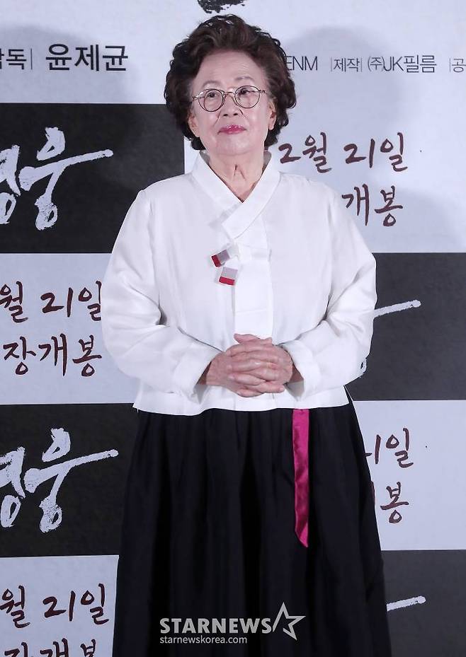 배우 나문희가 8일 오후 서울 용산구 아이파크몰 CGV에서 진행된 뮤지컬 영화 '영웅' 언론시사회 및 기자간담회에 참석해 포즈를 취하고 있다. '영웅'은 1909년 10월, 하얼빈에서 이토 히로부미를 사살한 뒤 일본 법정의 사형 판결을 받고 순국한 안중근 의사가 거사를 준비하던 때부터 죽음을 맞이하던 순간까지 잊을 수 없는 마지막 1년을 그린 영화다. 오는 21일 개봉. 2022.12.08 /사진=김창현 기자 chmt@