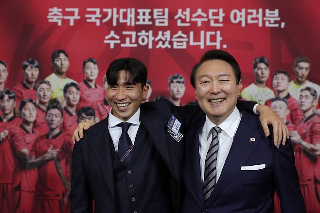 윤종규 선수와 어깨동무한 윤 대통령<저작권자(c) 연합뉴스, 무단 전재-재배포 금지>