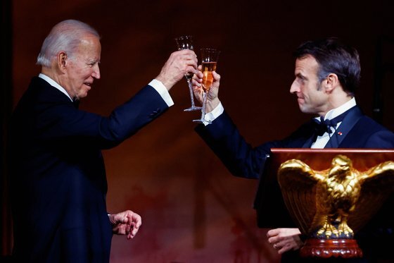 조 바이든 미국 대통령(왼쪽)이 지난 1일(현지시간) 백악관에서 열린 국빈 만찬에서 에마뉘엘 마크롱 프랑스 대통령과 건배하고 있다. [로이터=연합뉴스]