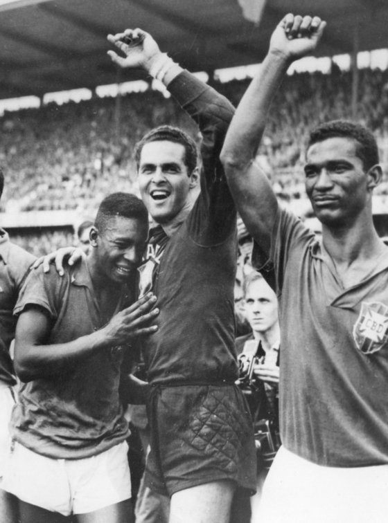 브라질 축구스타 펠레(맨 왼쪽)가 지난 1958년 6월 29일 스웨덴 스톡홀름에서 열린 스웨덴월드컵 결승전에서 스웨덴에 5-2로 승리한 후, 동료들과 함께 기뻐하고 있다. 당시 그는 만 17세였다. AP=연합뉴스