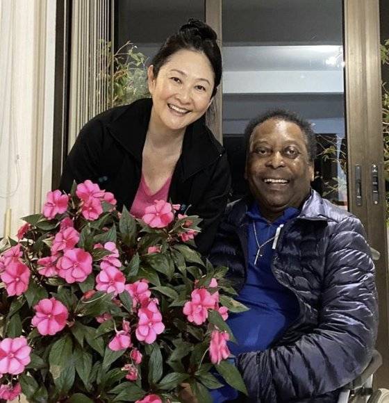 '축구 황제' 펠레(오른쪽)가 지난 8월 말 3번째 부인인 일본계 브라질인 마르시아 시벨리 아오키와 함께 건강한 모습을 알렸다. 사진 펠레 인스타그램 캡처