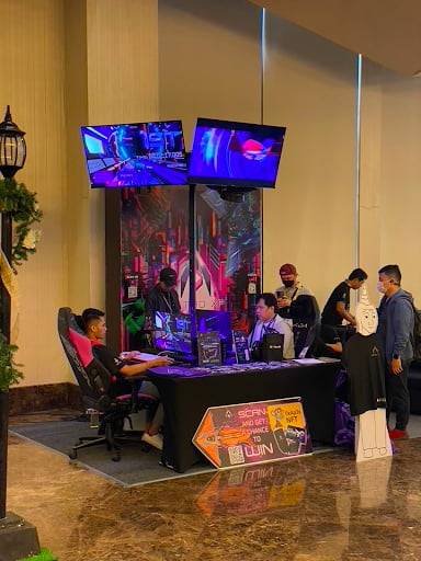 행사장 내에서 게임을 시연하고 있는 부스 / 직접 촬영