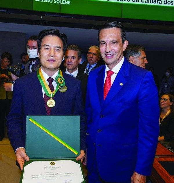 시상식 후 하나님의 교회 총회장 김주철 목사(왼쪽)와 하나님의 교회를 수상 후보로 추천한 시드니 레이치 하원의원(오른쪽). 사진제공 | 하나님의교회 세계복음선교협회