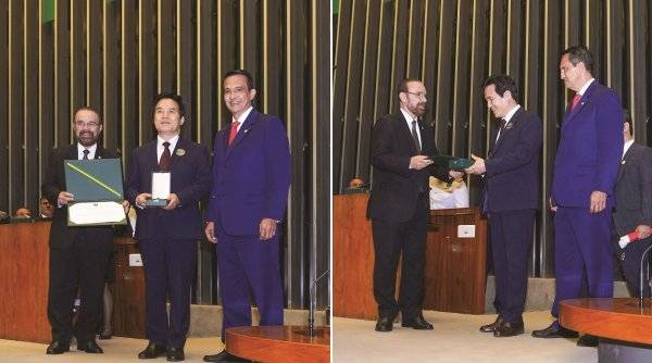 하나님의 교회가 7일 브라질 입법공로훈장을 수훈했다. 국회의사당에서 열린 시상식에서 링콘 포르텔라 연방하원의원 제1부의장(왼쪽)이 하나님의 교회 총회장 김주철 목사(중앙)에게 메달과 훈장증을 수여했다. 수상 후보로 하나님의 교회를 추천한 시드니 레이치 하원의원(오른쪽)도 참석해 시상을 축하했다. 사진제공 | 하나님의교회 세계복음선교협회