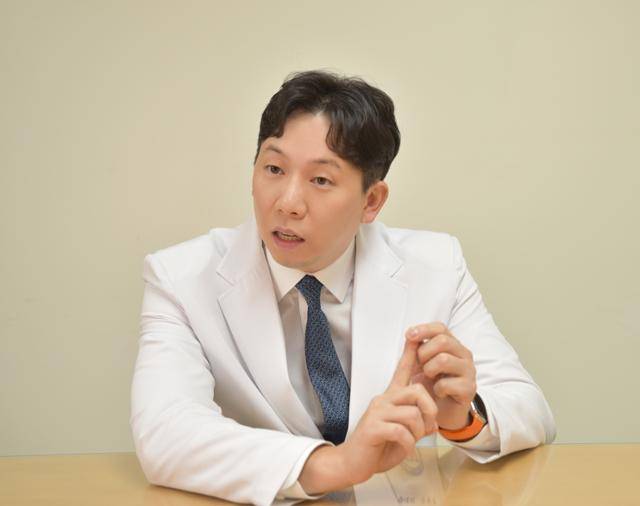 국형돈 한양대병원 심장내과 교수는 "대동맥판막협착증 환자가 80세 이상이거나, 30일 이내 사망률 예측이 8%가 넘은 수술 고위험군이라면 TAVI 시술 시 건강보험 적용을 받을 수 있다"고 했다. 한양대병원 제공