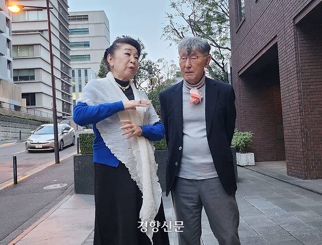 이시형 박사(오른쪽)와 곤노 유리 일본 다이얼서비스 대표가 지난달 22일 일본 도쿄 지요다구 다이얼서비스 본사 앞에서 대담을 하고 있다. 윤희일 선임기자