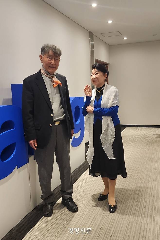 곤노 유리 일본 다이얼서비스 대표(오른쪽)가 지난달 22일 일본 도쿄 지요다구 다이얼서비스 본사 출입구 앞에서 안에서 이시형 박사에게 회사에 대해 설명하고 있다. 윤희일 선임기자
