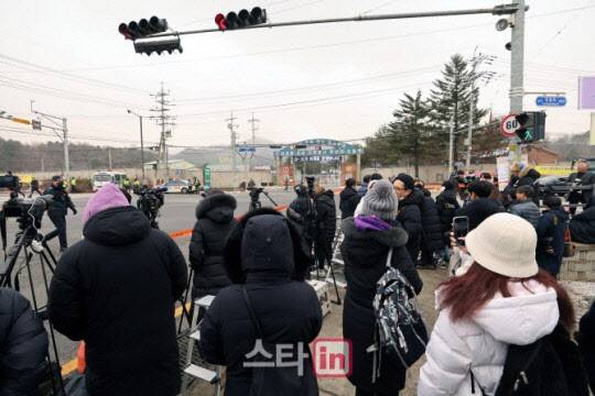 그룹 방탄소년단의 맏형 진(본명 김석진)의 입대일인 13일 경기도 연천 5사단 신병교육대 인근에 취재진과 팬들이 현장에 대기하고 있다.(사진=노진환 기자)