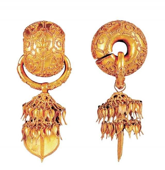 경북 경주 보문동 합장분 석실묘에서 출토된 신라의 금 귀걸이. 국립중앙박물관 제공