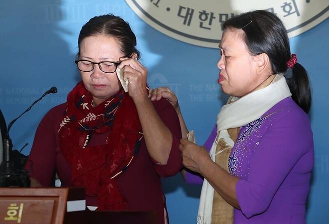 2018년 4월 베트남전쟁 시기 한국군에 의한 민간인학살 진상규명을 위한 시민평화법정에 참석하기 위해 방한한 퐁니 사건의 생존자 응우옌티탄(왼쪽)이 19일 오전 국회에서 당시 상황을 증언하며 눈물을 흘리고 있다. 오른쪽은 하미 사건 생존자 응우옌티탄. 두 사람은 동명이인이다. 강창광 기자 chang@hani.co.kr