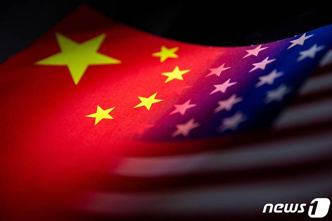 중국 오성홍기(좌)와 미국 성조기 일러스트. ⓒ 로이터=뉴스1 ⓒ News1 정윤영 기자