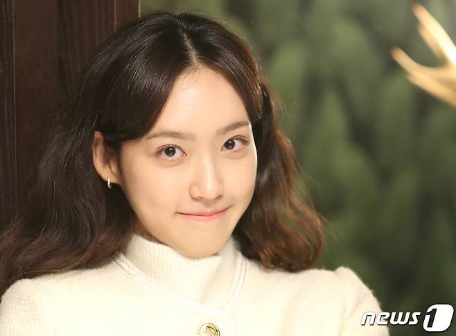 드라마 '치얼업' 배우 한지현이 14일 서울 강남구 가로수길 한 카페에서 열린 뉴스1과의 인터뷰에 앞서 포즈를 취하고 있다. 2022.12.14/뉴스1 ⓒ News1 권현진 기자