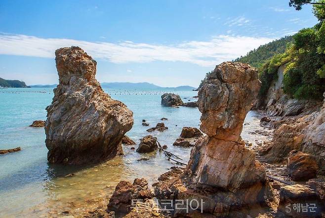 맴섬 형제바위 풍경 /사진-해남군