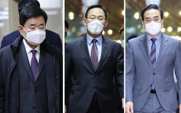 김진표 국회의장과 주호영 국민의힘 원내대표, 박홍근 더불어민주당 원내대표(왼쪽부터)가 13일 국회에서 예산안 협상을 하기 위해 의장실로 이동하고 있다. 이날 회동에서 여야 원내대표는 쟁점인 법인세 인하를 놓고 힘겨루기만 지속했다. 연합뉴스