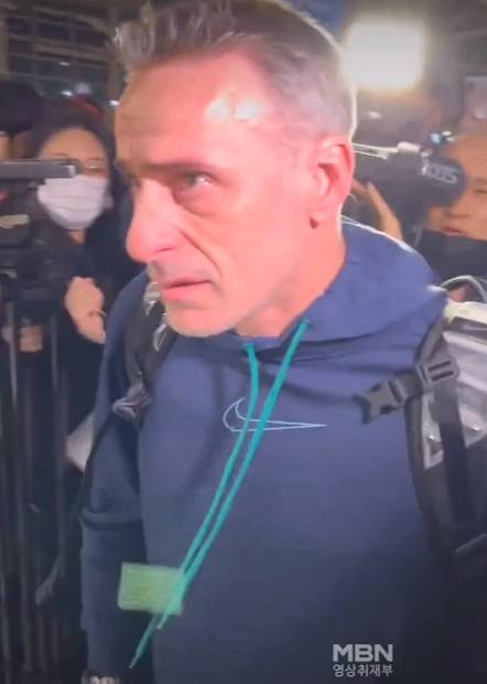 파울루 벤투 감독이 13일 인천국제공항에서 출국장으로 나서기 직전 한국인 코치진과 인사를 나눈 뒤 눈물을 보이고 있다. MBN 트위터 영상 캡처