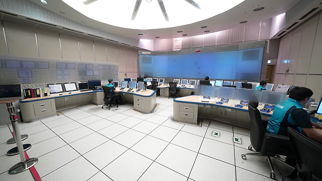 - 경북 울진군 북면 한국수력원자력 한울원자력본부에 있는 신한울 1호기의 주제어실(MCR) 모습. 디지털 제어반을 통해 온도, 압력 등 실시간으로 원전 상태를 볼 수 있다. 한국수력원자력 제공