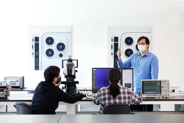 세계 최초로 한국에 설립된 애플 제조업 R&D 지원센터에서 중소기업 관계자와 연구원이 첨단 기술 관련
