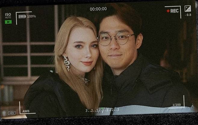 미스 인터내셔널 2022 우승자 자스민 셀버그와 한국인 남자친구 박영민씨. (자스민 셀버그 페이스북 갈무리)