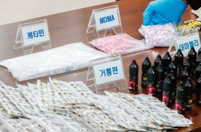 10월 13일 인천 중구 인천본부세관 수출입통관청사에서 열린 국제공조를 통한 마약류 밀수 단속 경과 브리핑에서 공개된 세관 압수 마약류 중 일부.