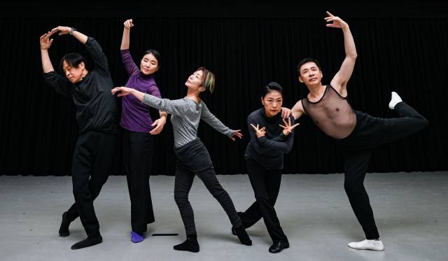 무용수, 안무가 그리고 지도자로서 평생 최선을 다해 온 원로 현역 발레 무용가들의 무대인 ‘스페셜 발레-존재의 이유’가 20~21일 서울 광진구 나루아트센터에서 열린다. 이번 무대에 참여하는 제임스전(왼쪽부터), 김순정, 조윤라, 백연옥, 문영철 등 5명이 최근 한양대 무용과 연습실에서 리허설 도중 포즈를 취하고 있다. 이한결 기자