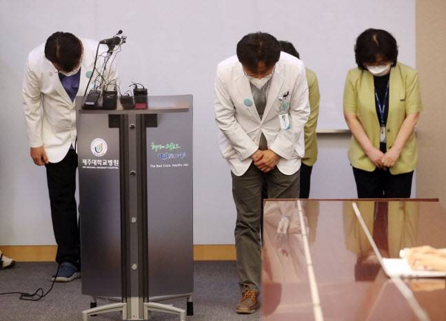 강사윤 제주대학교병원 진료처장이 지난 4월 28일 오후 병원에서 약물 과다투약 사고와 관련 사과 입장을 발표하고 있다.(사진=뉴스1)