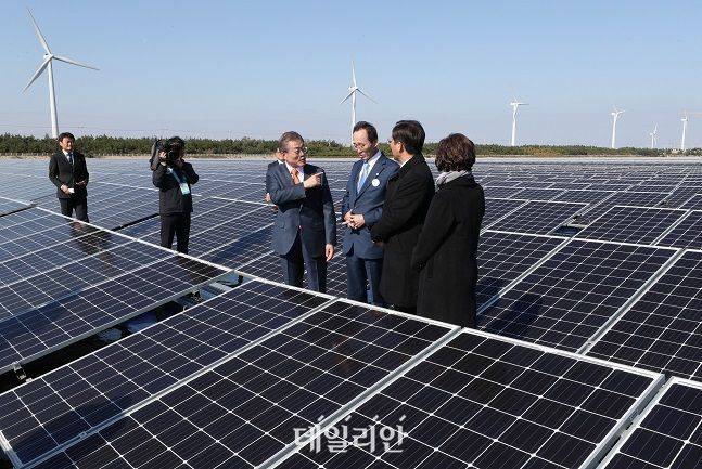 문재인 대통령이 2018년 10월 30일 전북 군산시 유수지 수상태양광부지에서 열린 '새만금 재생에너지 비전 선포식' 행사를 마치고 수상태양광 시설을 돌아보고 있다. 오른쪽부터 당시 김현미 국토교통부 장관, 성윤모 산업통상자원부 장관, 송하진 전북도지사, 문재인 대통령. ⓒ뉴시스