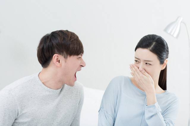 입 냄새가 난다고 느낀다면 혀의 청결상태를 점검해야 한다. /클립아트코리아
