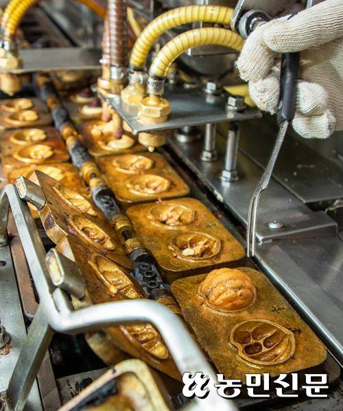 호두과자 한개가 구워지는 데는 3분가량 걸린다. 오전 9시에서 9시30분 사이 방문하면 뜨끈뜨끈한 호두과자를 맛볼 수 있다.