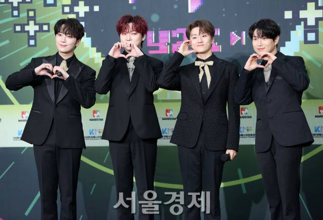 그룹 포레스텔라가 16일 오후 서울 송파구 잠실 실내체육관에서 열린 '2022 KBS 가요대축제' 레드카펫에서 포즈를 취하고 있다. / 사진=김규빈 기자