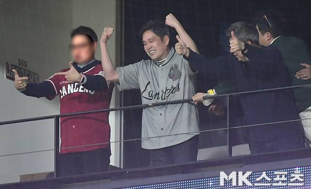 정용진 SSG 구단주(가운데)가 팀이 승리를 거두자 기뻐하고 있다. 사진=천정환 기자