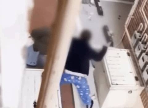 A씨가 B씨를 폭행하는 모습 /사진=YTN 갈무리