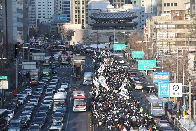 17일 오후 윤석열 정부 규탄 촛불집회 참가자들이 서울 용산 삼각지 대통령 집무실 앞에서 집결 서울역 인근을 지나 숭례문 방향으로 행진하고 있다. 김봉규 선임기자 bong9@hani.co.kr