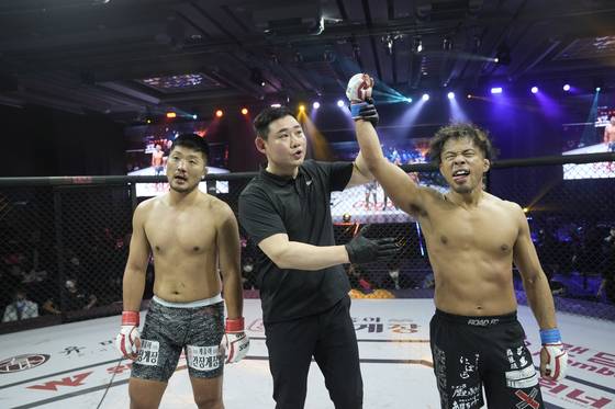 권아솔(왼쪽)이 나카무라 고지에게 패했다.(사진=로드FC)