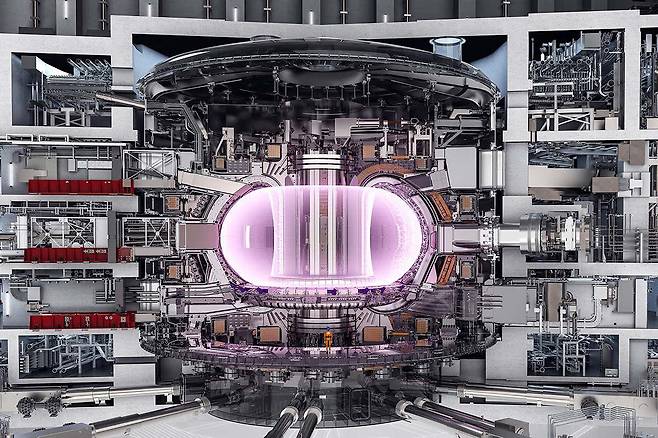 프랑스 카다라쉬에 건설 중인 국제핵융합실험로(ITER) 구조. 진공용기 안에서 1억도의 플라스마(분홍색)가 발생하고 세계에서 가장 강력한 자석(가운데 흰 기둥)이 플라스마가 용기에 부딪히지 않도록 밀어낸다. /ITER