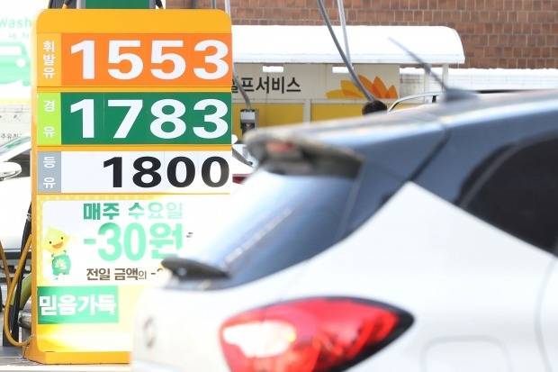 16일 서울의 한 주유소 유가정보란에 가격이 표기되어 있다. 사진=연합뉴스