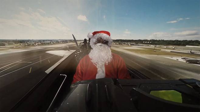 F-22 랩터를 타고 선물 배달에 나서는 산타