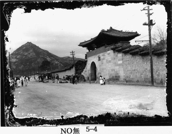 영추문 (1926년 촬영한 영추문 정측면) (출처 : 국립중앙박물관)